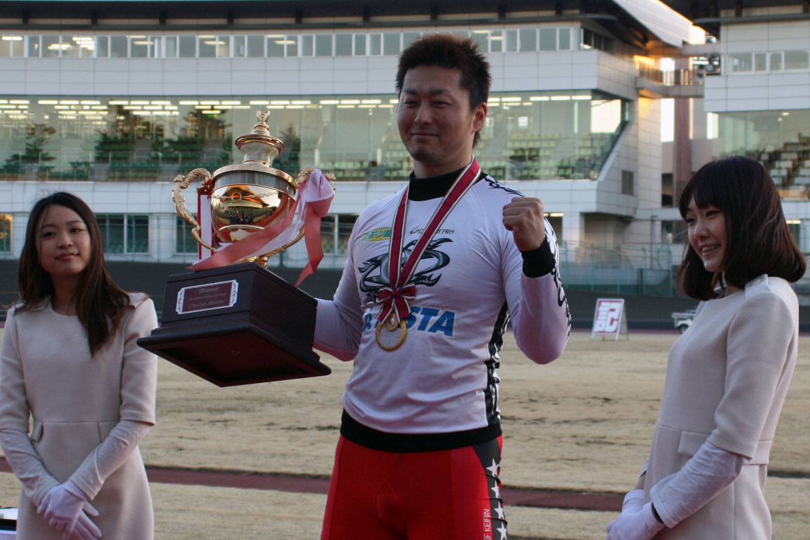 https://www.keirin-saitama.jp/omiya/wp-content/uploads/archives/%E3%83%88%E3%83%AD%E3%83%95%E3%82%A3%E3%83%BC.jpg