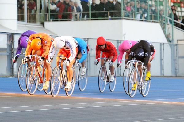 https://www.keirin-saitama.jp/omiya/wp-content/uploads/archives/bank.jpg